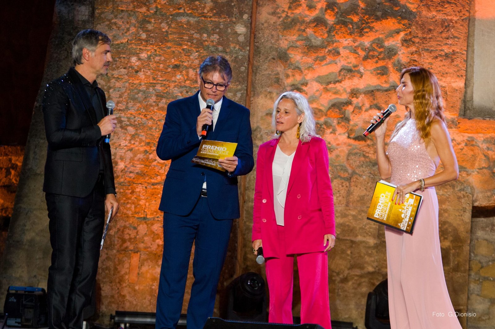 Beppe Convertini al timone del Premio Cimitile 2024 su Rai 2