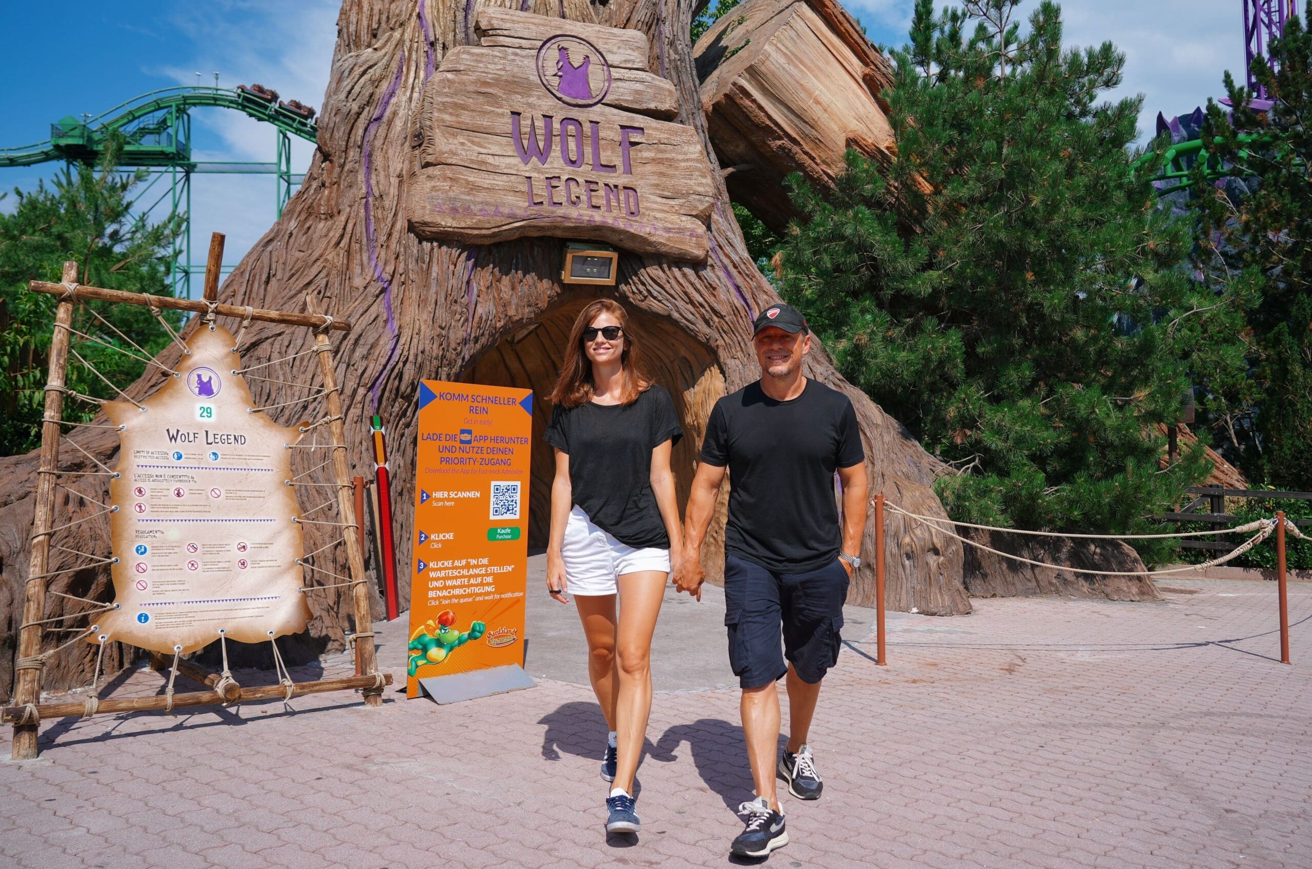 Avventura e relax, Stefano Accorsi a Gardaland con la famiglia