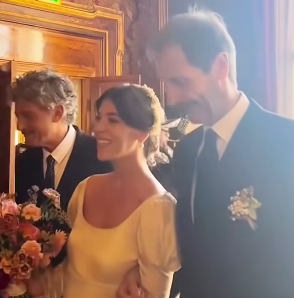 Fiorello intrattiene gli ospiti al matrimonio di Olivia Testa