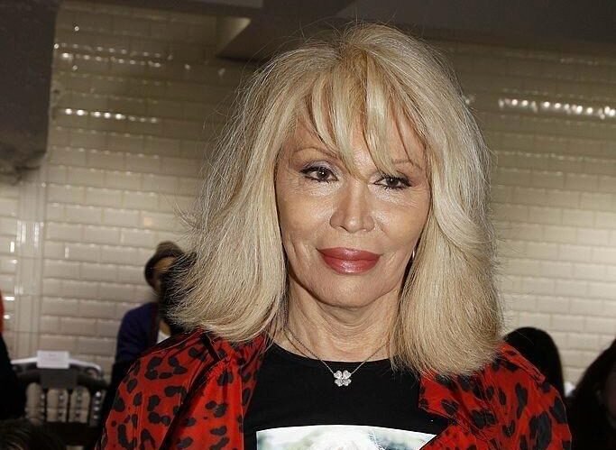 La rabbia di Amanda Lear esplode come un fulmine