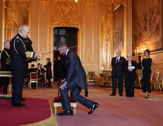 Sir David Beckham celebra l’onore della corona britannica