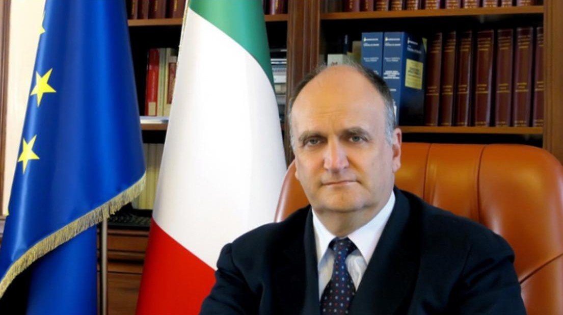 Mic sotto shock, una svista scatena rischi economici giganteschi