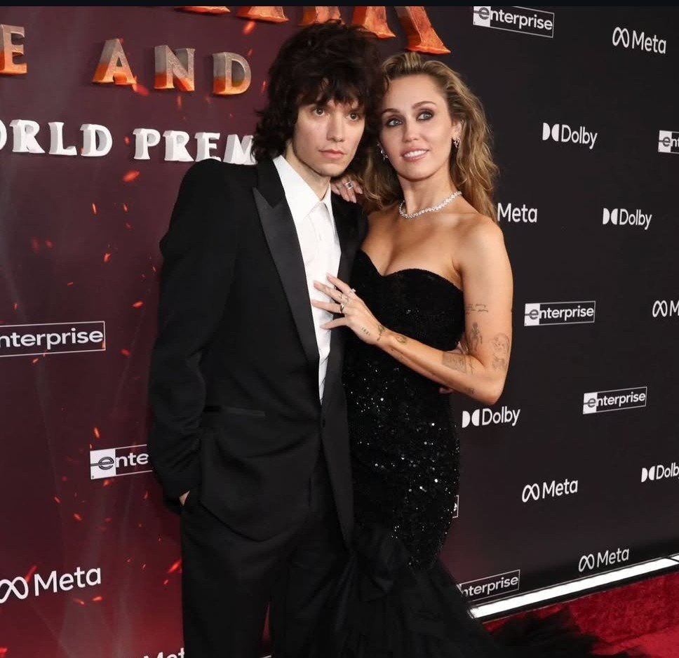 Un nuovo splendore accompagna Miley Cyrus sul red carpet