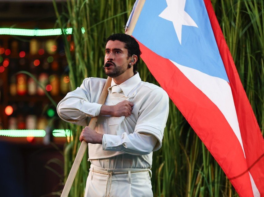 Bad Bunny, un palco in fiamme e un profilo fantasma