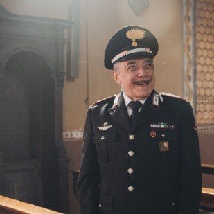 L’Ariston cambia volto: il ritorno del mattatore surreale