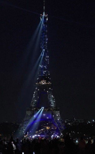 La Tour Eiffel illuminata per Celine Dion ph ig.jpg