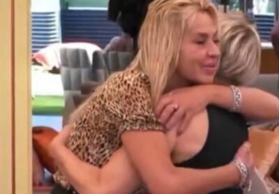 Grande Fratello VIP Valeria Marini Antonella Elia l'abbraccio ph IG