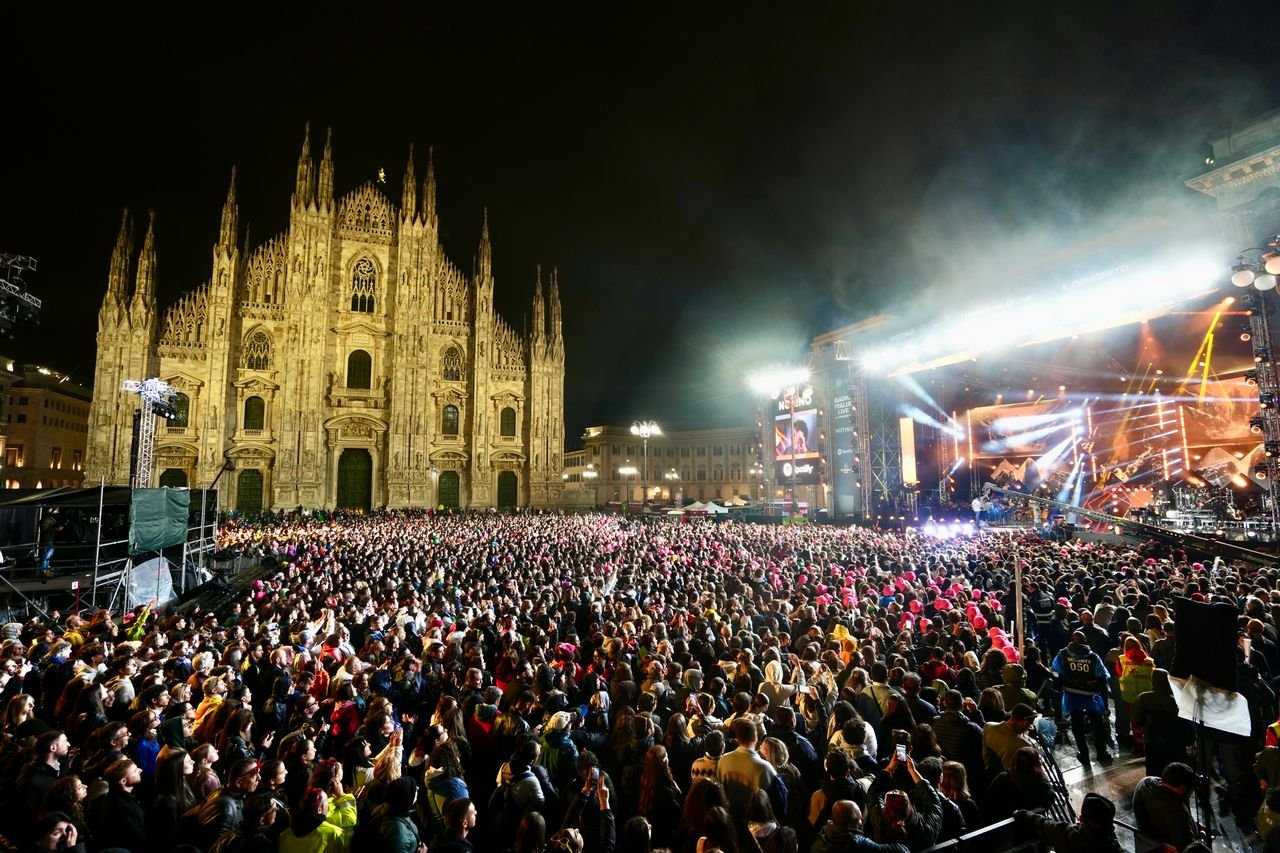 Emozioni indimenticabili sotto la pioggia nel cuore di Milano