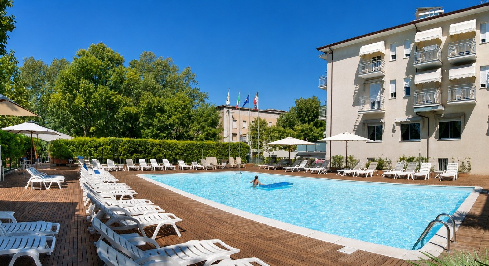Bellaria, due hotel offrono vacanze per ogni stile