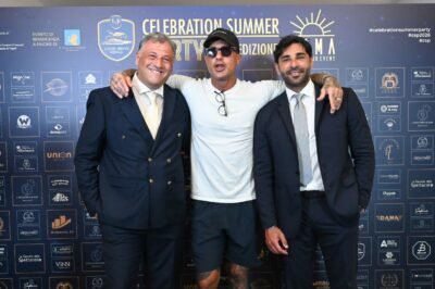 Gli organizzatori con Fabrizio Corona