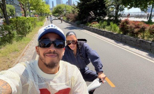Kim Kardashian e Lewis Hamilton ufficializzano la storia con un selfie