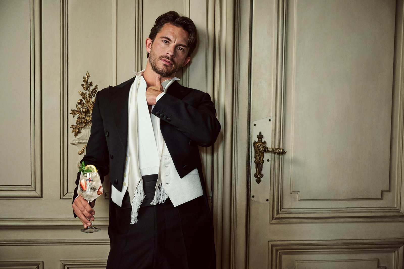 Jonathan Bailey protagonista della campagna che rinnova l’icona Martini Man