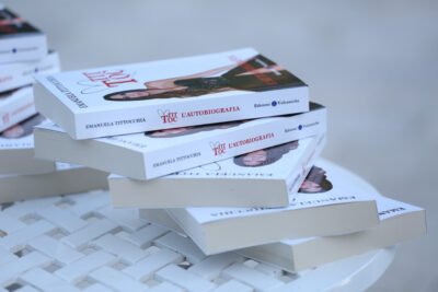 Emanuela Tittocchia protagonista al debutto di Villa Emerald.
