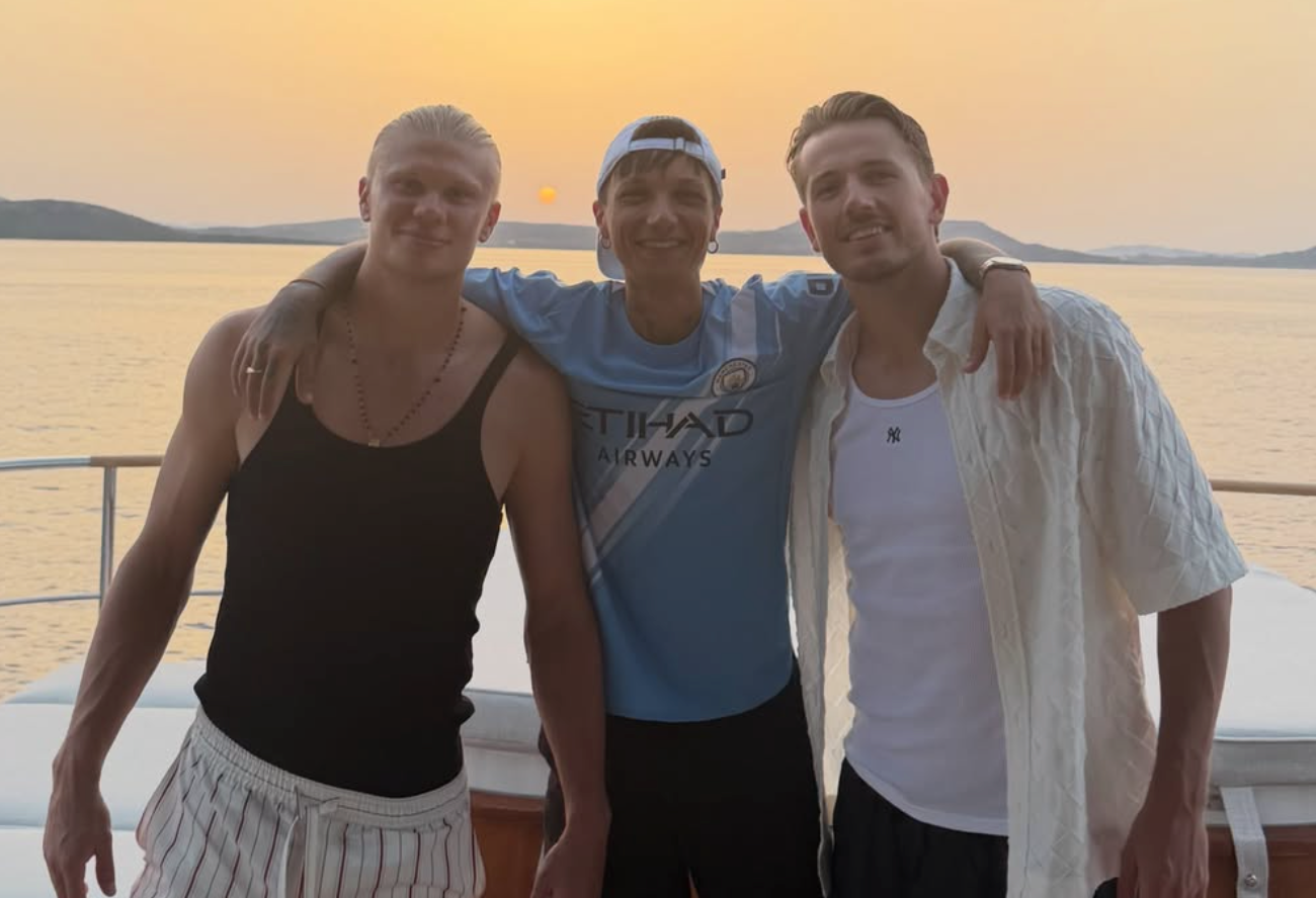 La strana coppia dell’estate: Ultimo e Haaland su uno yacht in Italia