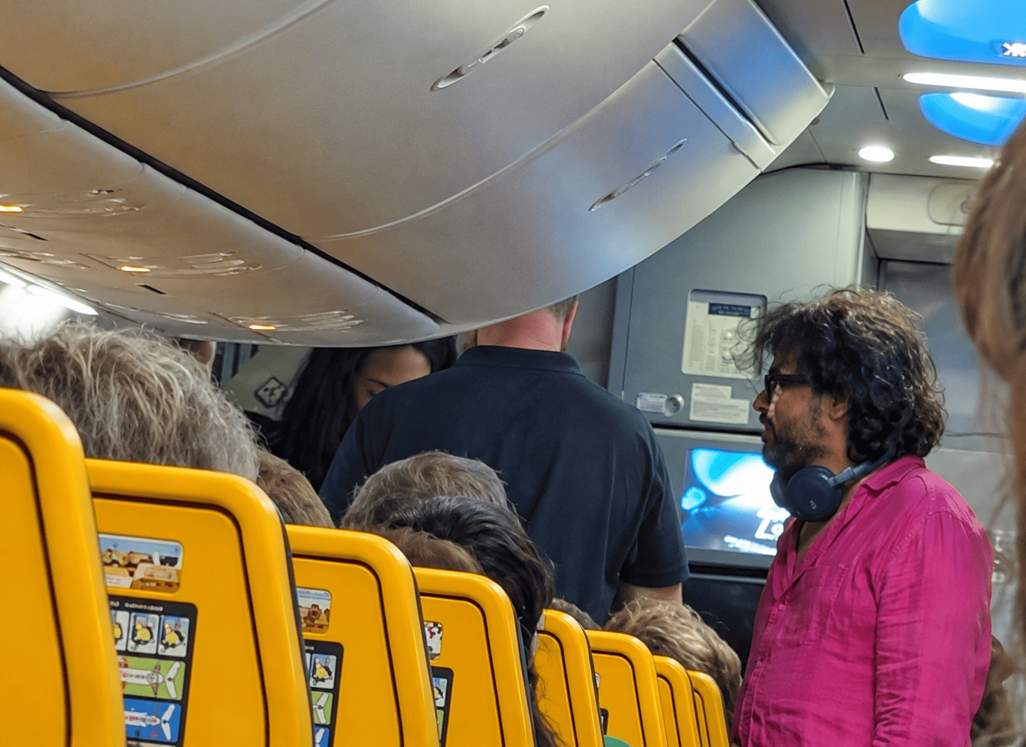Francesco Renga lascia l’aereo dopo una lite con il personale di bordo Francesco Renga lascia l’aereo dopo una lite con il personale di bordo