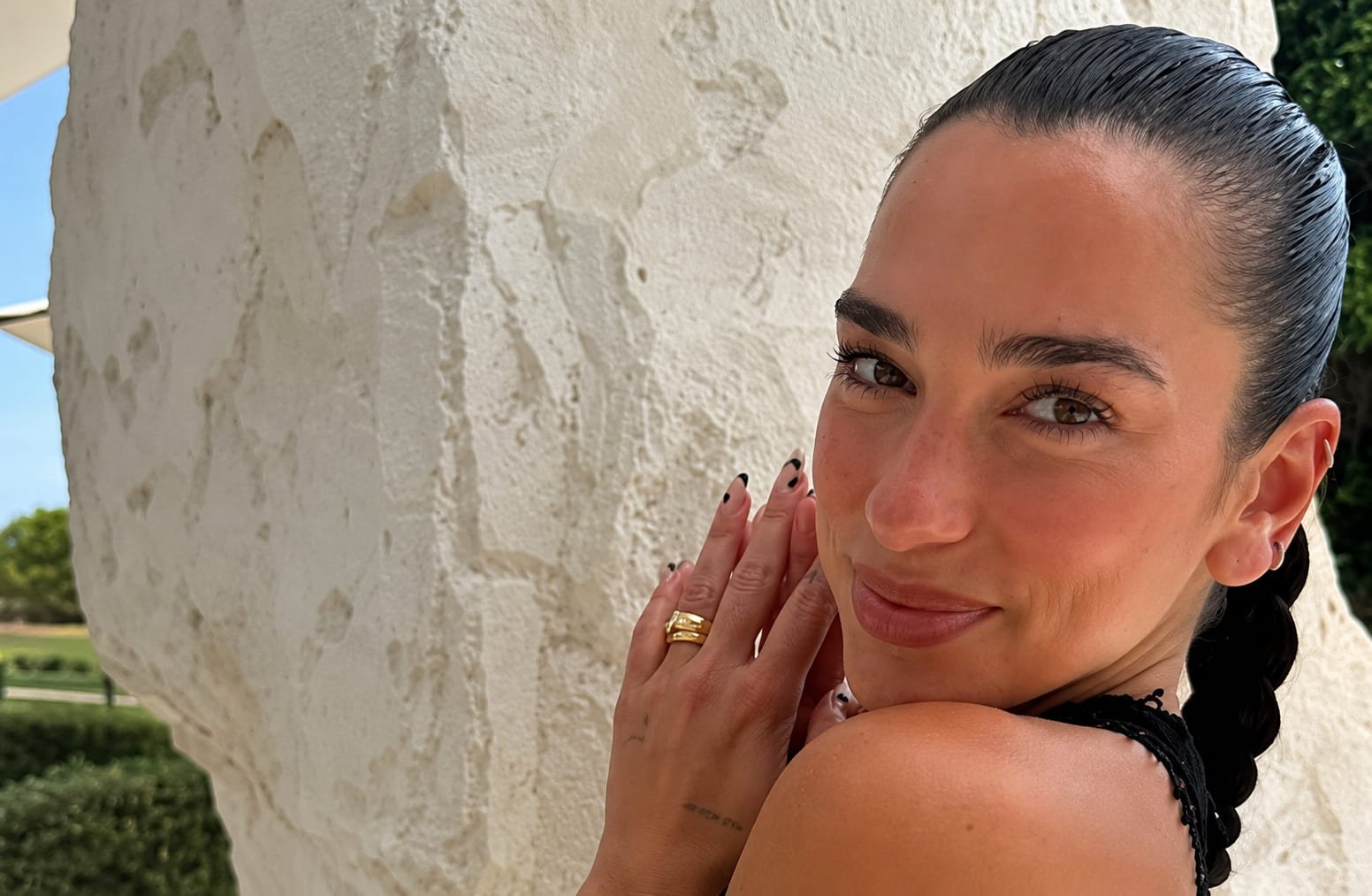 Dua Lipa, la sorpresa di De Martino per Sanremo 2027 Dua Lipa, la sorpresa di De Martino per Sanremo 2027