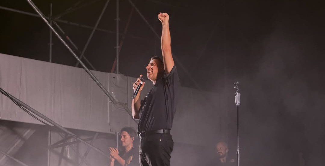 Francesco Gabbani si sente male e interrompe il concerto in Sicilia Francesco Gabbani si sente male e interrompe il concerto in Sicilia