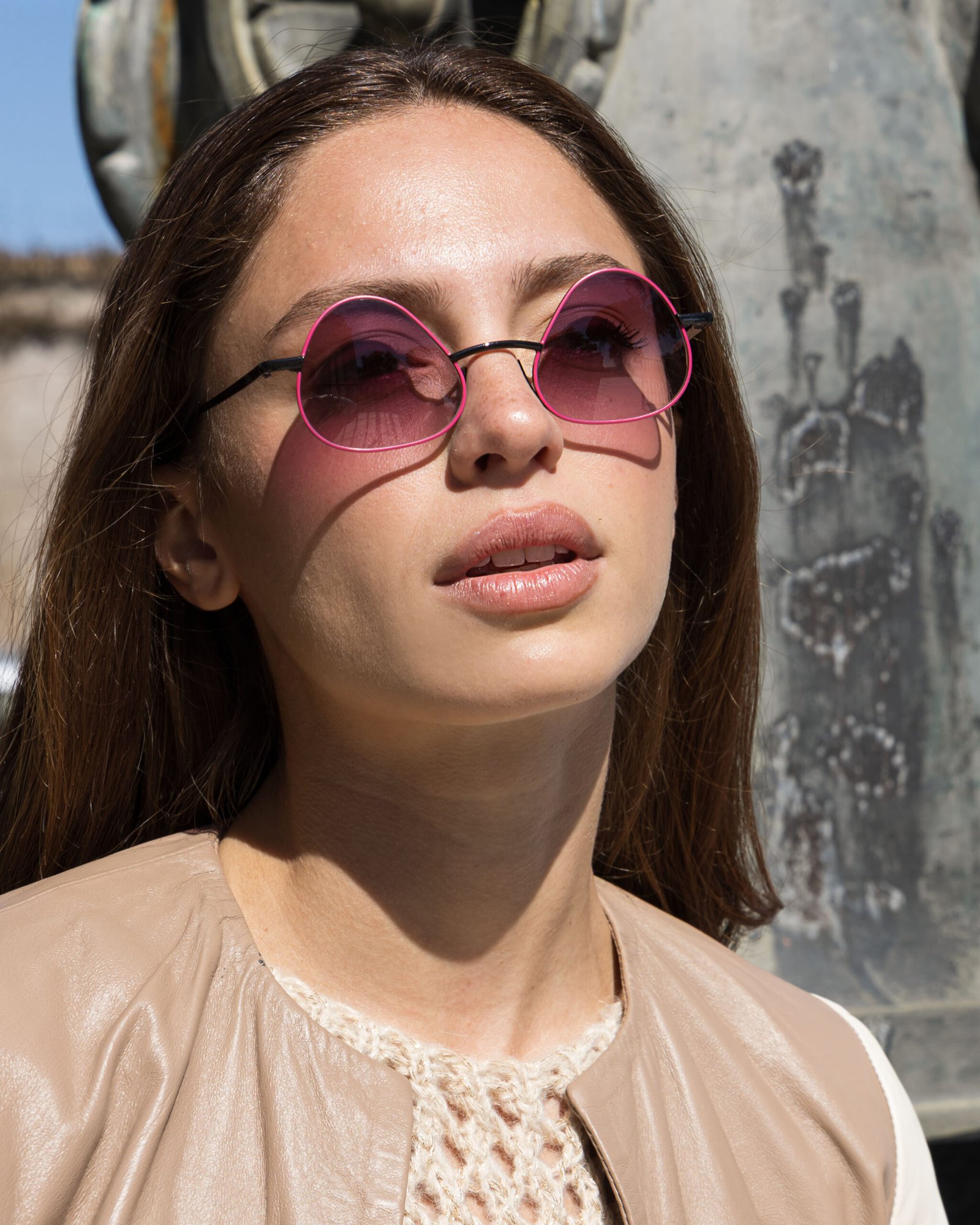 Modella con occhiali rosa della collezione ARU Eyewear