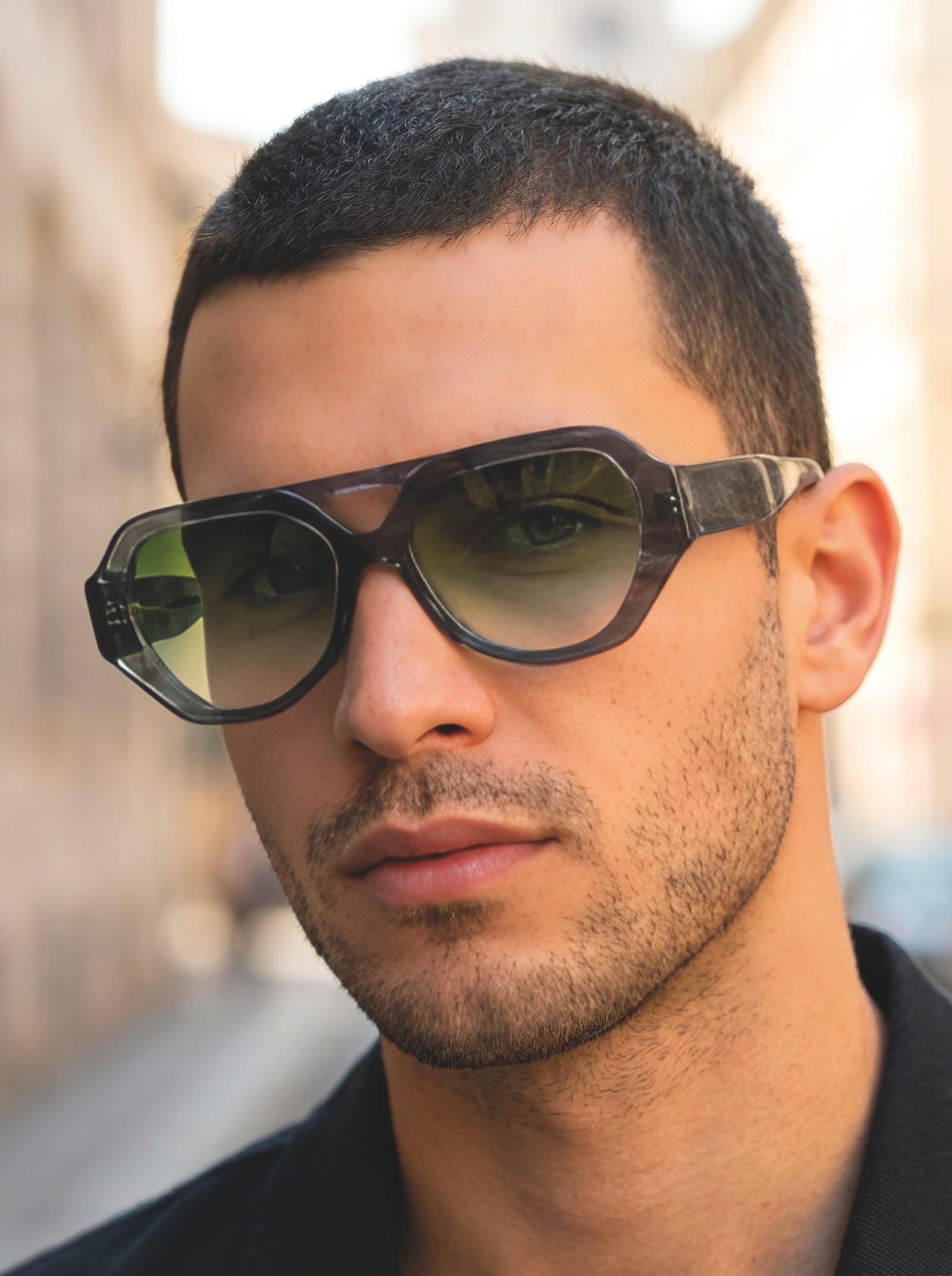 Modello da uomo con occhiali di design ARU Eyewear