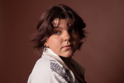 Vittoria Di Benedetto ha 17 anni e vive a Pescasseroli, in Abruzzo. Alta 160 cm, con occhi azzurri e capelli castani, parla italiano e inglese. Sensibile, determinata e profondamente legata al mondo del teatro, coltiva un sogno preciso: trasformare la sua passione per la recitazione in una professione, affrontando un percorso di studio e crescita artistica. Vittoria, stai ancora studiando? Di cosa ti occupi attualmente? «Sì, frequenterò il quarto anno dell’Istituto Alberghiero, indirizzo Ricevimento. È un percorso che sto portando avanti con impegno, ma il mio obiettivo principale resta quello di costruire un futuro nel mondo dello spettacolo.» Hai già le idee chiare sul tuo percorso artistico. Qual è il tuo obiettivo? «Dopo il diploma vorrei iscrivermi all’Accademia di Belle Arti di Bologna per studiare teatro. Mi piacerebbe approfondire la recitazione in modo professionale e trasformare quella che oggi è una grande passione nel mio lavoro.» Ti interessa anche il mondo della moda? Ti piacerebbe posare per servizi fotografici? «No, la moda non è un settore che mi interessa particolarmente. Il mio sogno è la recitazione e voglio concentrare tutte le mie energie su questo percorso.» Che tipo di personaggi ti piacerebbe interpretare? «Mi vedrei soprattutto in produzioni di fantascienza. È un genere che mi affascina molto perché permette di raccontare mondi immaginari, storie coinvolgenti e personaggi complessi.» Pratichi sport? «Al momento no, ma in passato ho praticato equitazione, danza e Taekwondo. Sono esperienze che mi hanno insegnato disciplina, impegno e capacità di mettermi alla prova.» Come trascorri il tempo libero? «Mi piace leggere libri, disegnare e guardare serie TV e anime. Sono attività che alimentano la mia fantasia e la mia creatività e che spesso mi fanno scoprire nuove storie e nuovi personaggi.» Come descriveresti il tuo carattere? «Sono una persona molto timida ed empatica. Quando però mi sento a mio agio con chi ho davanti, lego facilmente e, con il tempo, divento più estroversa, spontanea e mi piace scherzare.» Dove ti vedi tra cinque anni? «Mi vedo già impegnata nel mondo del teatro, con l’obiettivo di farmi conoscere dal pubblico e continuare a crescere come attrice, facendo esperienza e migliorandomi ogni giorno.» Con una passione autentica per il palcoscenico e un percorso già ben definito, Vittoria Di Benedetto affronta il futuro con determinazione e sensibilità. Il teatro rappresenta il centro delle sue ambizioni, un luogo dove poter dare voce alle emozioni e raccontare storie attraverso personaggi sempre nuovi. Con studio, costanza e dedizione, sogna di trasformare il suo talento in una carriera costruita passo dopo passo. Vittoria Di Benedetto ph Press