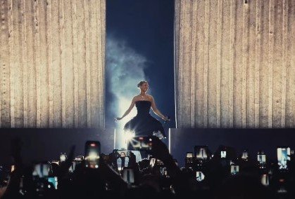 Céline Dion riparte da Parigi: di nuovo sul palco dopo sei anni Céline Dion riparte da Parigi: di nuovo sul palco dopo sei anni