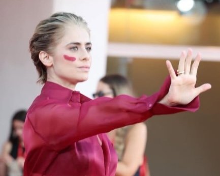 Mostra di Venezia: il gesto di Greta Scarano sul red carpet Mostra di Venezia: il gesto di Greta Scarano sul red carpet