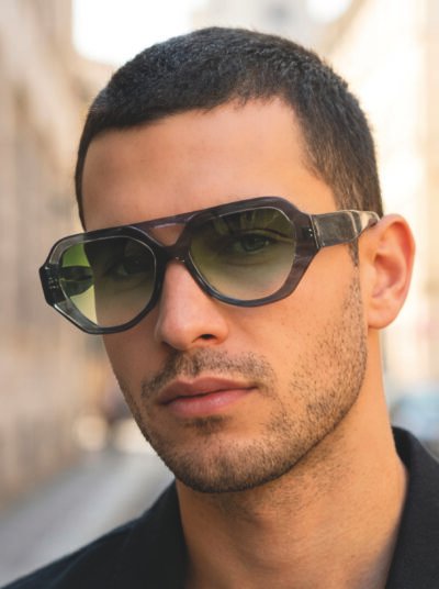 Modello da uomo con occhiali di design ARU Eyewear
