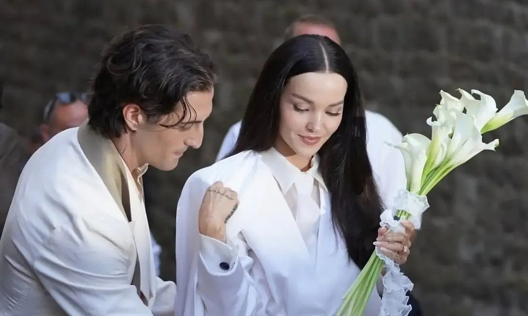 Damiano David e Dove Cameron, nozze da sogno in Toscana Damiano David e Dove Cameron, nozze da sogno in Toscana