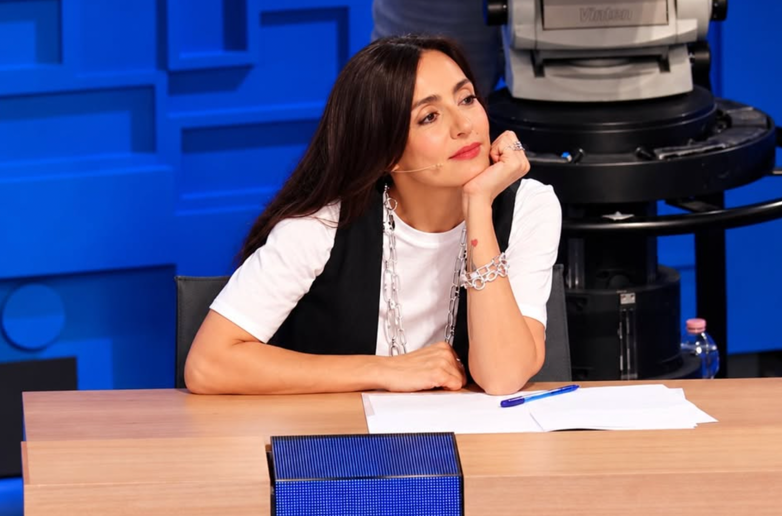 Non la vogliono ad Amici? Ambra Angiolini risponde sui social