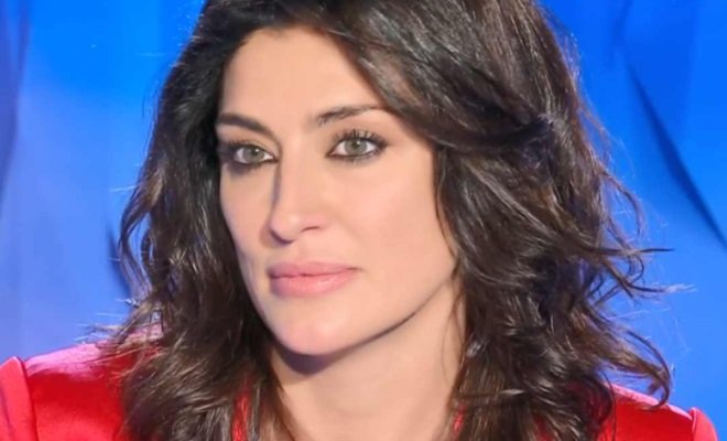 Elisa Isoardi, bufera social per la lavagna di Bar Centrale